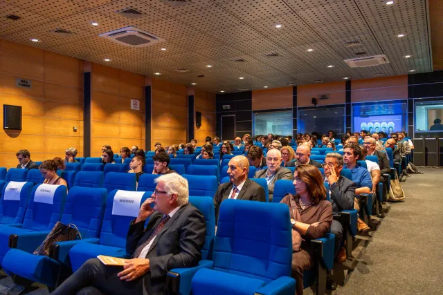 Participantes no auditório da conferência